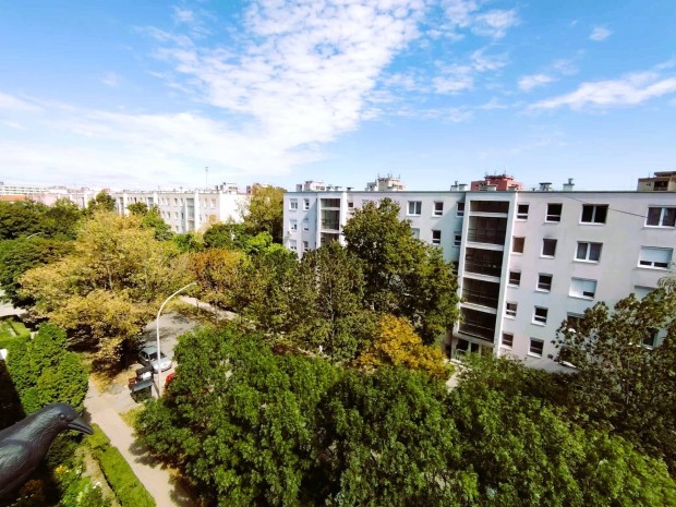 Panor�m�s, kl�m�s, t�glalak�s a belv�ros k�zel�ben elad�!