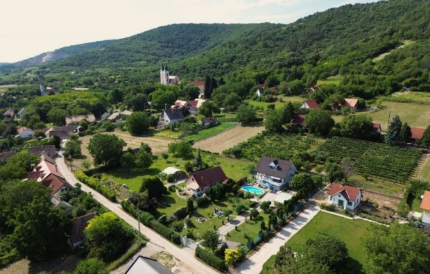 Panor�m�s, medenc�s otthon M�riagy�d�n, teljes berendez�ssel