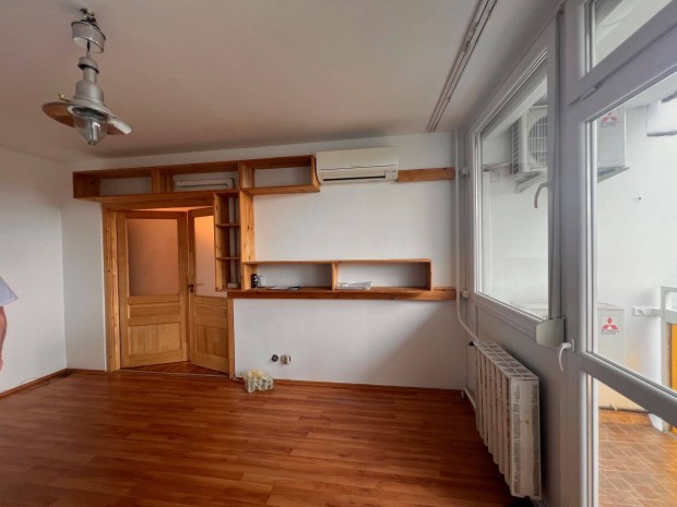 Panorámás, nagy erkélyes lakás eladó, csendes mellékutcában