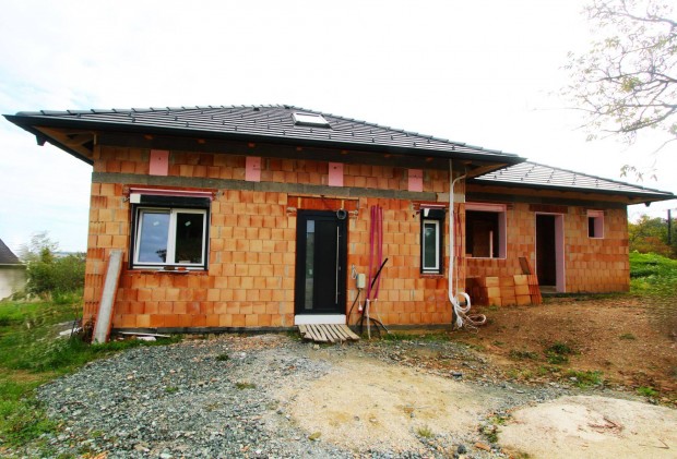 Panor�m�s, �j �p�t�s� ikerh�z K�szegen min�s�gi t�gla �p�t�s