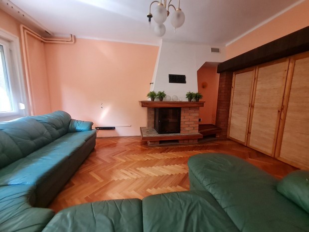 Panor�m�s f�ldszinti otthon Kismaros sz�v�ben  erd� �s patak