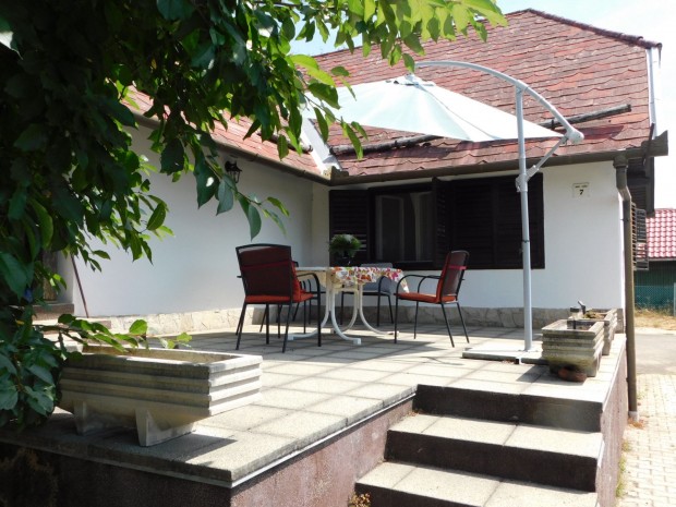 Panor�m�s nyaral�, csal�di h�z min�s�t�ssel elad� VONYARCVASHEGYEN.