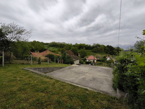 Panorámás telek kész alappal aron alul eladó