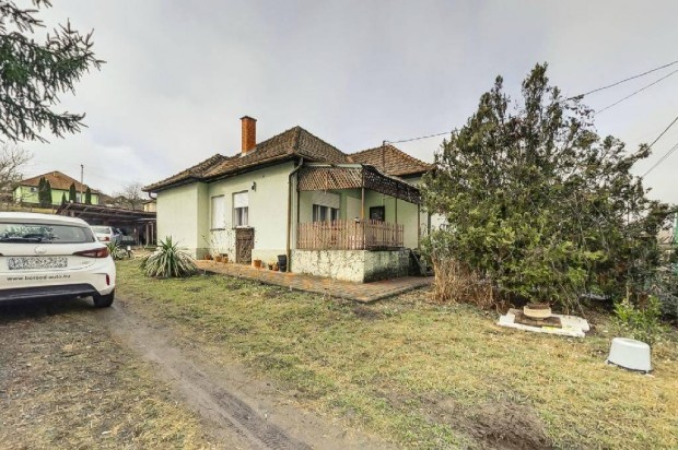 Panorámás teleken, jó állapotú családi ház
