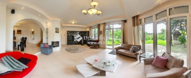 Panor�m�s telken medenc�vel