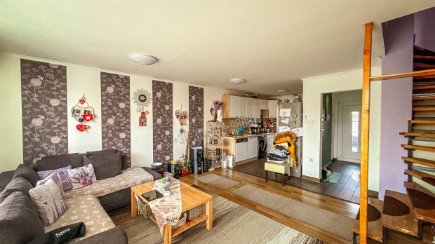 Panor�m�s tet�teraszos, 3 szintes sorh�zi otthon  138 m t�r csal�dok