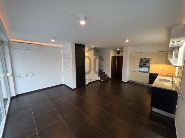 Panor�m�s �jszer� lak�s Aranyhegyen kiad�