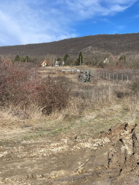 Panor�m�s z�rtkerti telek elad� Pilissz�nt� gy�ny�r� hegyoldal�ban!