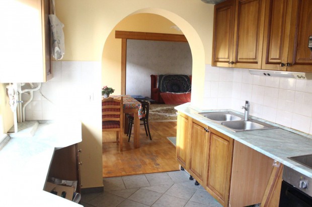 Panor�m�s z�ld�vezeti lak�s csendes k�rny�ken elad�