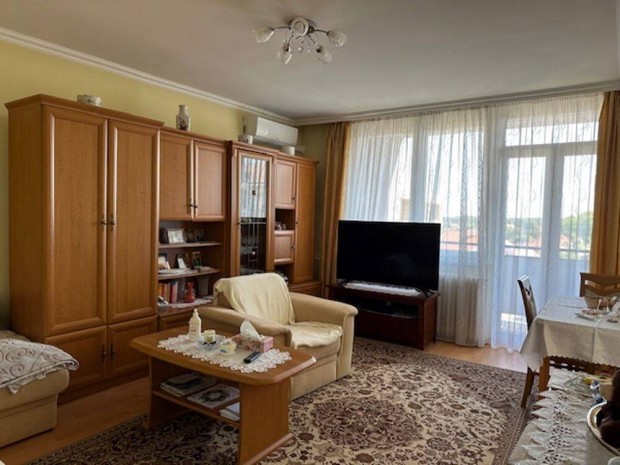 Pápa, belváros, 65 m2, III. emeleti, nagyerkélyes panorámás lakás elad
