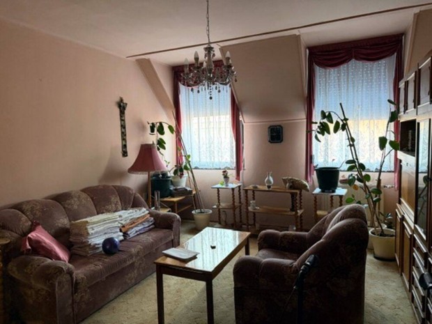 P�pa, belv�ros, III.emelet lak�s ela�