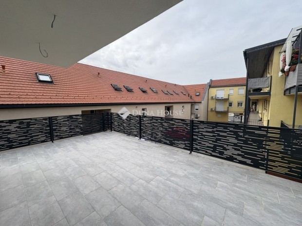 P�pa �j�p�t�s� nagy teraszos lak�sa!