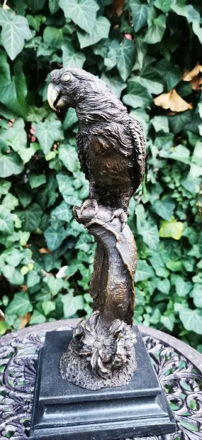 Papagj bronz szobor