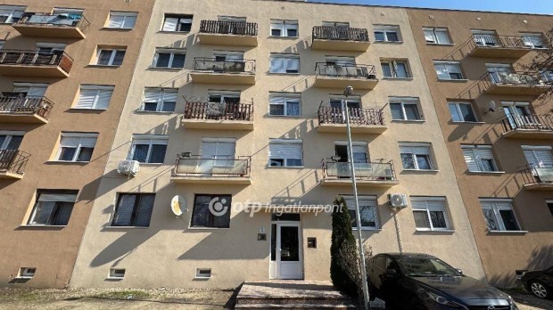 P�pai 32 nm-es lak�s elad�