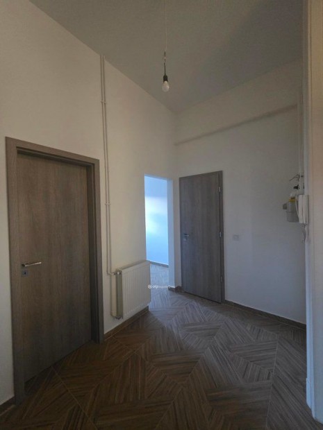 P�pai 46 nm-es lak�s elad�