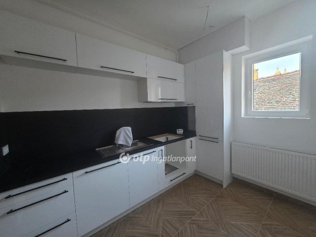 P�pai 46 nm-es lak�s elad�