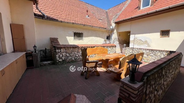 P�pai elad� 146 nm-es lak�s