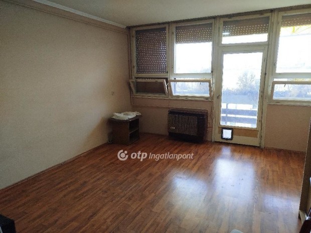 P�pai elad� 44 nm-es lak�s
