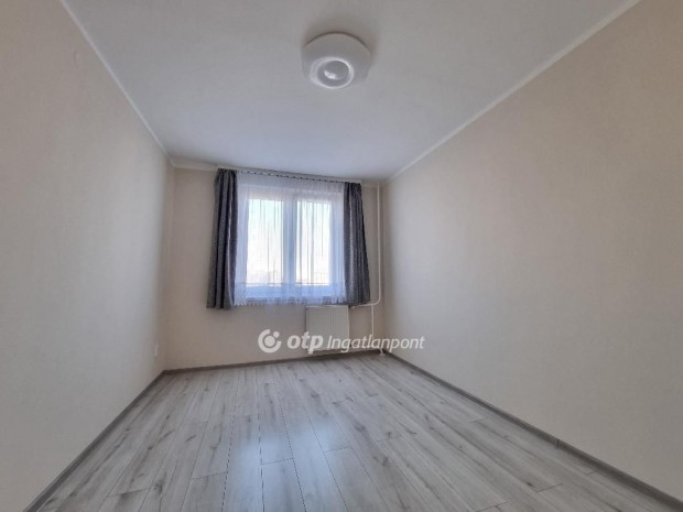 P�pai elad� 53 nm-es lak�s