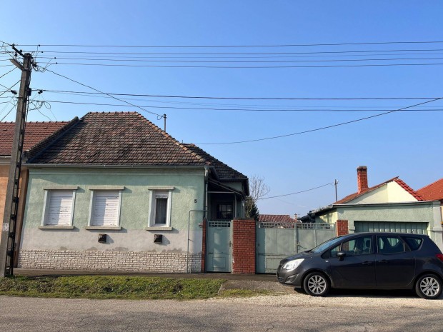 P�p�n (T�kertv�ros) csal�di lak�h�z elad�