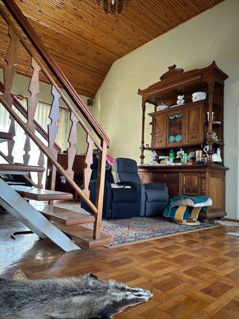 P�p�n frekvent�lt helyen t�bb szintes csal�di h�z 5000 m2-es telken el