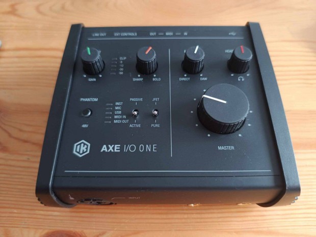 Pr hnapos IK Multimedia Axe I/O One Audio interfsz