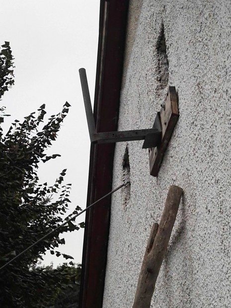 Parabola antenna fali tartó
