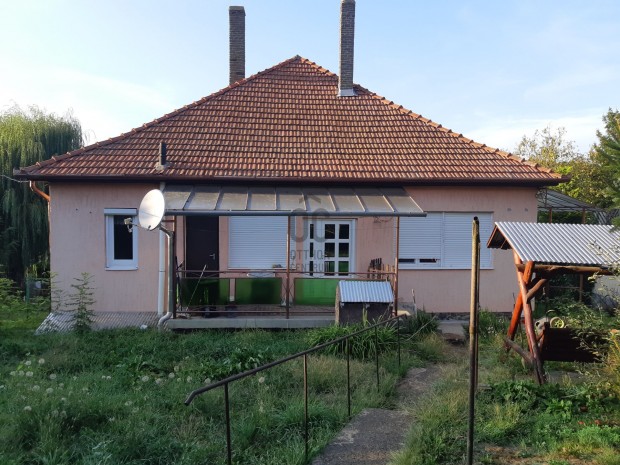 Parádi eladó tégla családi ház