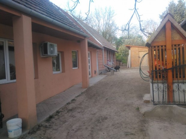 Parasztf�d�mes csal�di h�z nagy telekkel