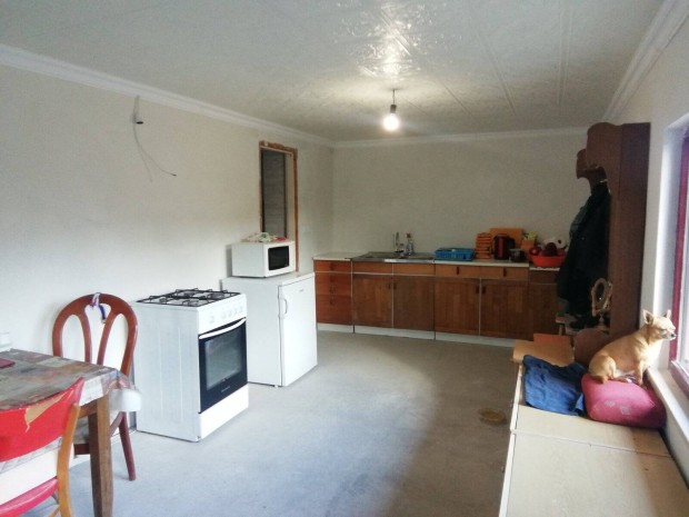 Paraszthaz felreeso helyen