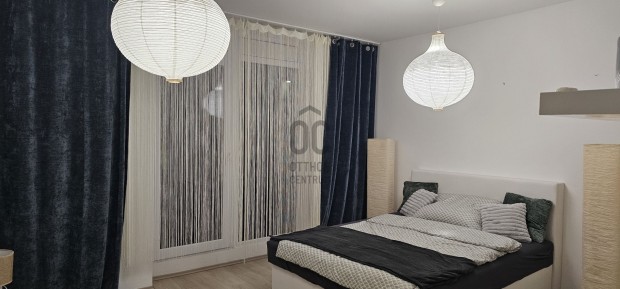 P�rizsi udvarban kiad� egy bels� udvarra n�z�, 2 szob�s, modern lak�s,