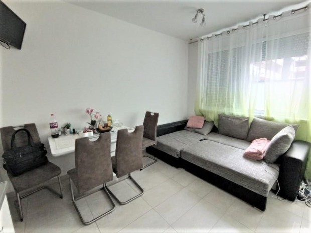 P�rizsi udvarban nappali+h�l�szob�s lak�s kiad�