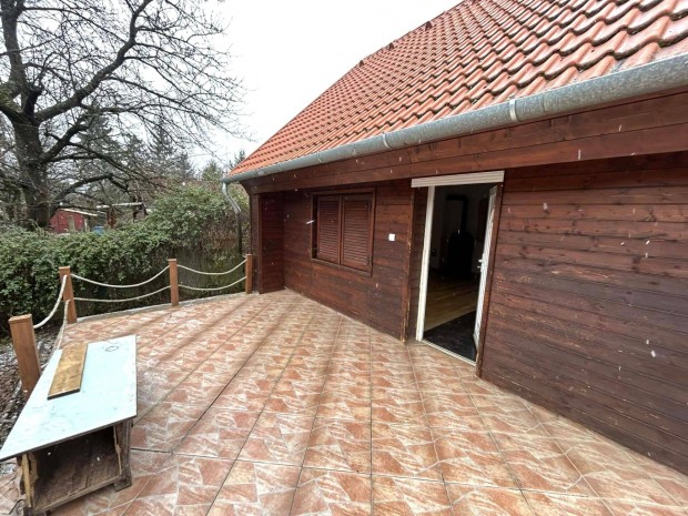 Parkerd�ben t�lies�tett kis h�z