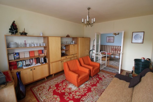 Parkett�s lak�s szigetelt �p�letben, gar�zzsal egy�tt.