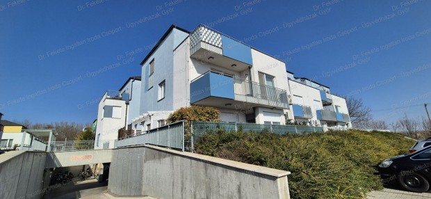 Parkol�s �s t�rol�s a gy�ri Alcedonia Lak�parkban