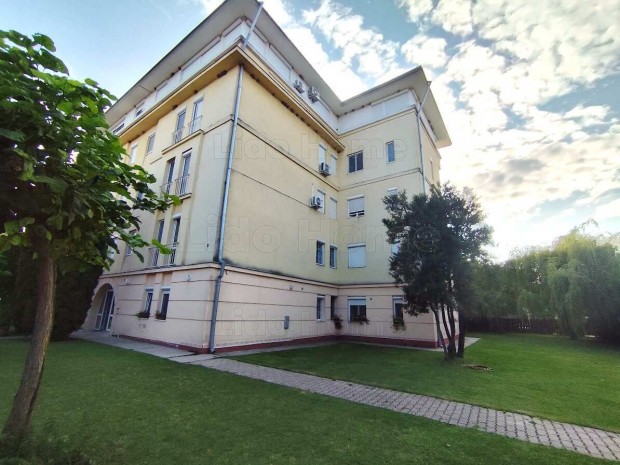 Partk�zeli lak�s Sz�nt�don