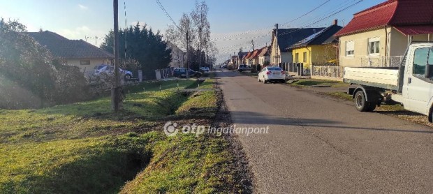 P�szt�i 841 nm-es telek elad�