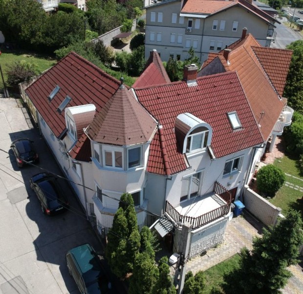 Patacs városrészen 3 szintes családi ház eladó!
