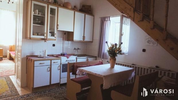 Patin�s h�z kiv�l� helyen V�s�rhelyen