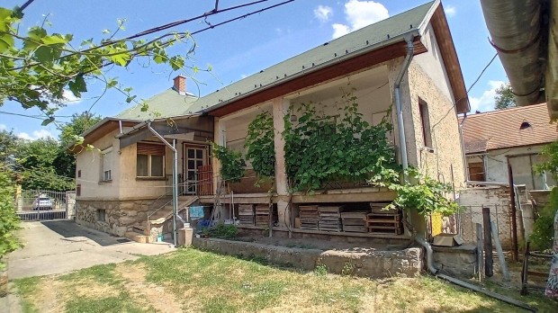 P�tyon k�t gener�ci�s, 102 m2 lak�ter�let� h�z 4514 m2 telken elad�