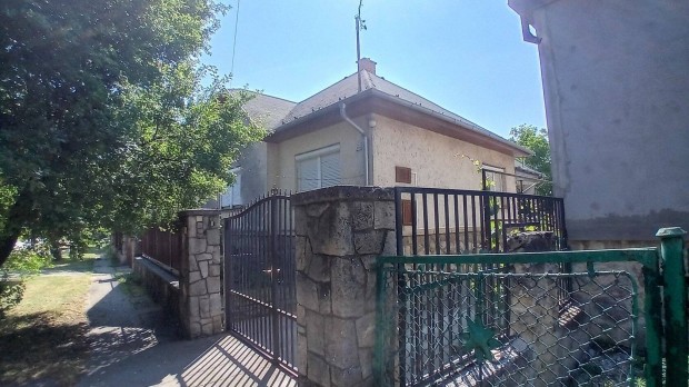 Ptyon kt genercis, 102 m2 lakterlet hz 4514 m2 telken elad