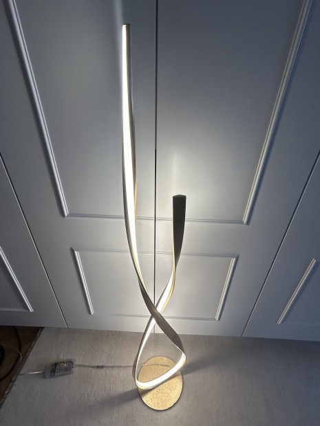 Paul Neuhaus LED �ll�l�mpa Linda, arany, f�m, f�nyer�szab�lyoz�val