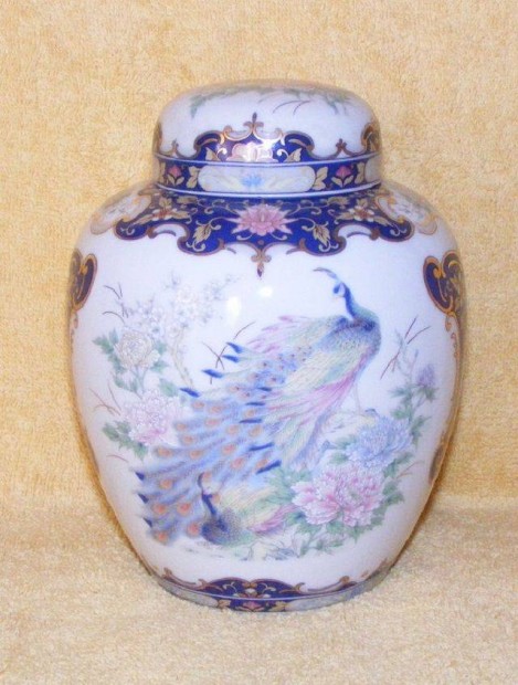Pávás porcelán fedeles váza