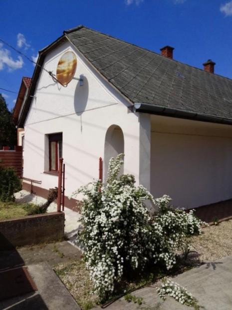 Pzmnd, F utca, 55 m2-es, csaldi hz, 2 szobs, tlagos llapot