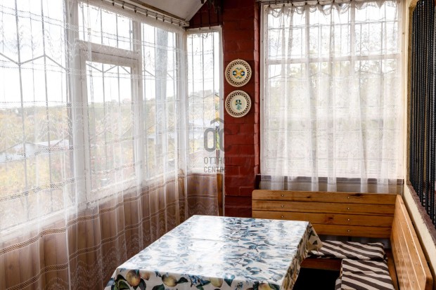 P�zm�ndi elad� t�gla csal�di h�z