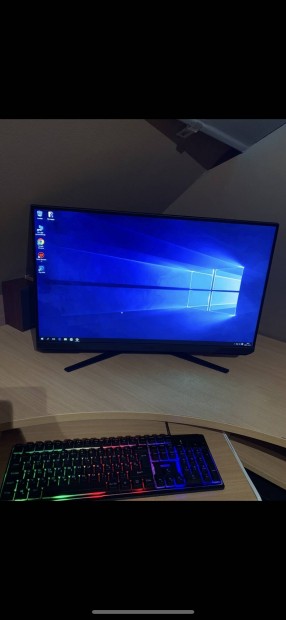 Pc,szmtgp monitorral.