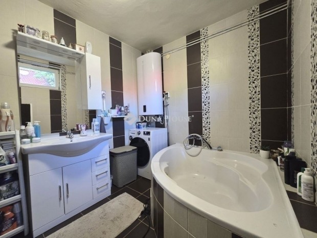 P�cel �jtelepen medenc�s h�z hatalmas telekkel elad�