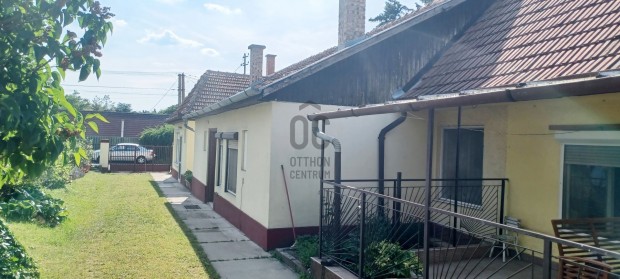 P�cel  Ap�cadomb v�rosr�sz�ben  elad� udvari lak�s!