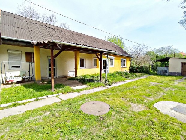 Pcel, Hunyadi Jnos utca, 80 m2-es, hzrsz, 3 szobs, tlagos