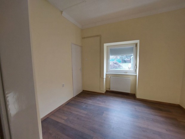 P�cel, K�zpont k�zeli, 93 m2-es, csal�di h�z, 2+1 szob�s, j� �llapot�